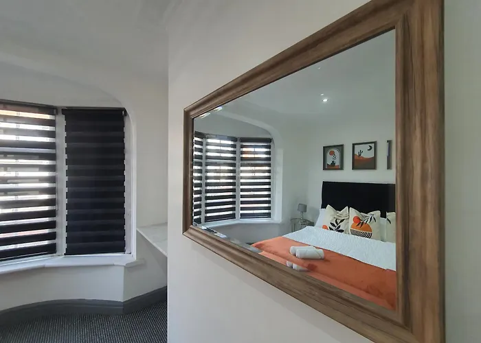 Only Family Groups - Pets Stay For Free - Sleeps 8 - Sofabed