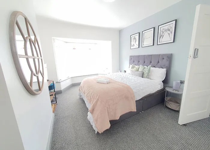 Only Family Groups - Pets Stay For Free - Sleeps 8 - Sofabed